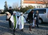 Do kostela míří i koledníci z Luhačovic