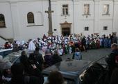 Skupinové královské foto s otcem arcibiskupem