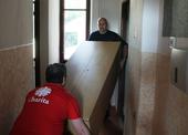 Kontejner pro Zambii: stěhování školního nábytku v Mírově