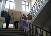Kontejner pro Zambii: stěhování školního nábytku v Mírově